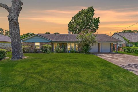 Photo of 5106 Harbor Light Drive, Dickinson, TX 77539 (MLS # 86121221)