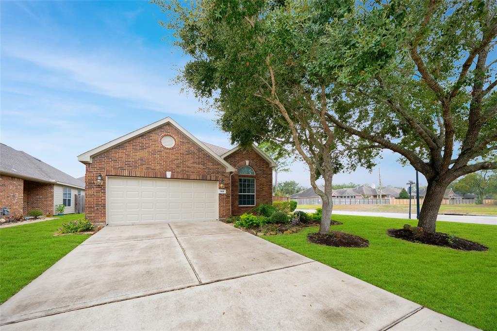 1601 Berlino Drive, Pearland, Texas image 2