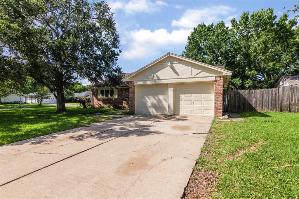 501 Point Clear Drive, Friendswood, Texas image 1