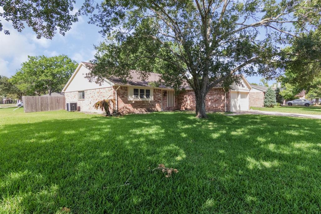 501 Point Clear Drive, Friendswood, Texas image 3