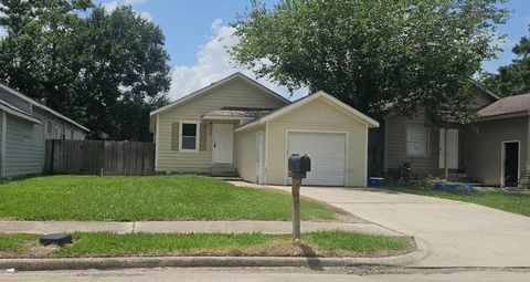 Photo of 11919 Kingslake Forest Drive, Houston, TX 77044 (MLS # 17225319)