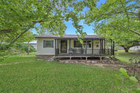 Single Family Residence in Conroe TX 6001 Allen Drive.jpg