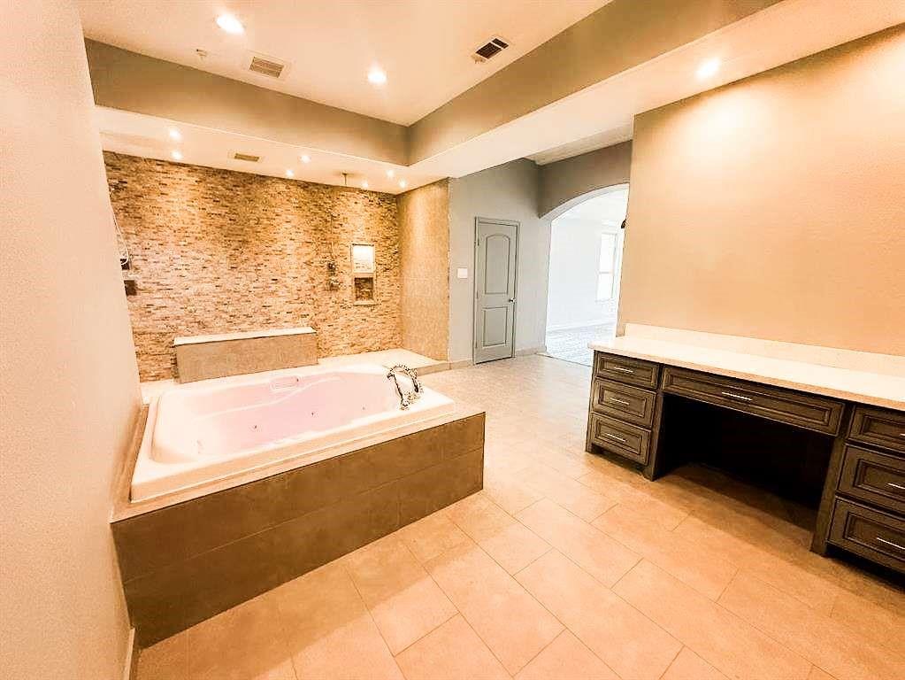 8422 Thompson Lake Drive, Missouri City, Texas image 20