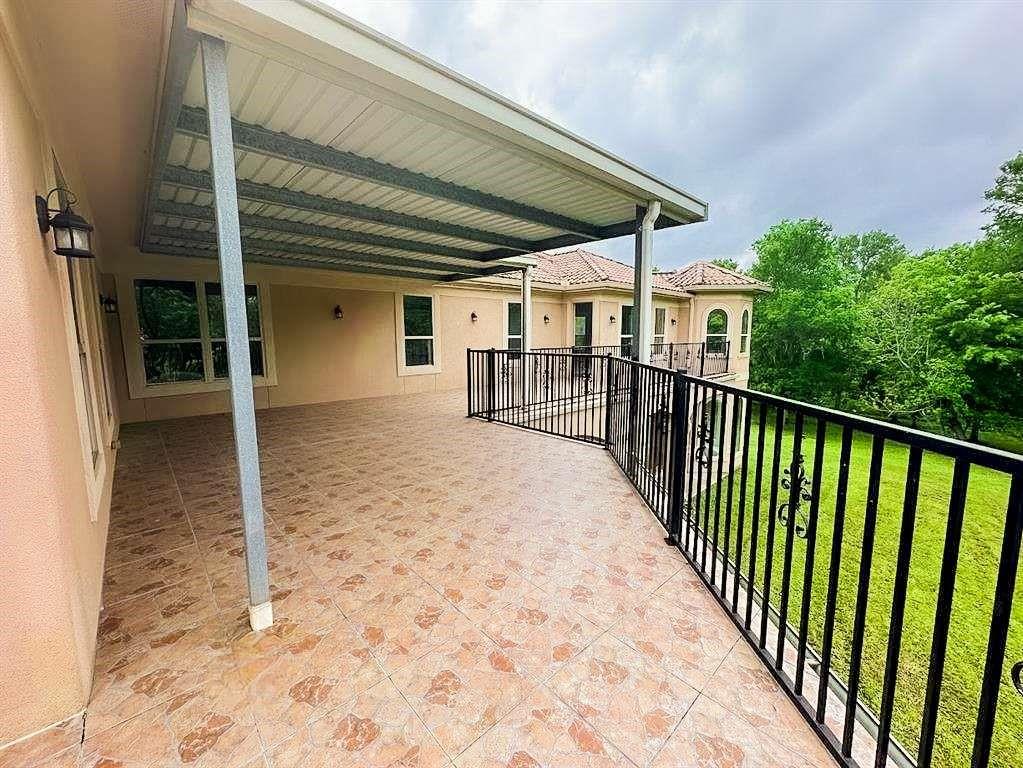8422 Thompson Lake Drive, Missouri City, Texas image 47