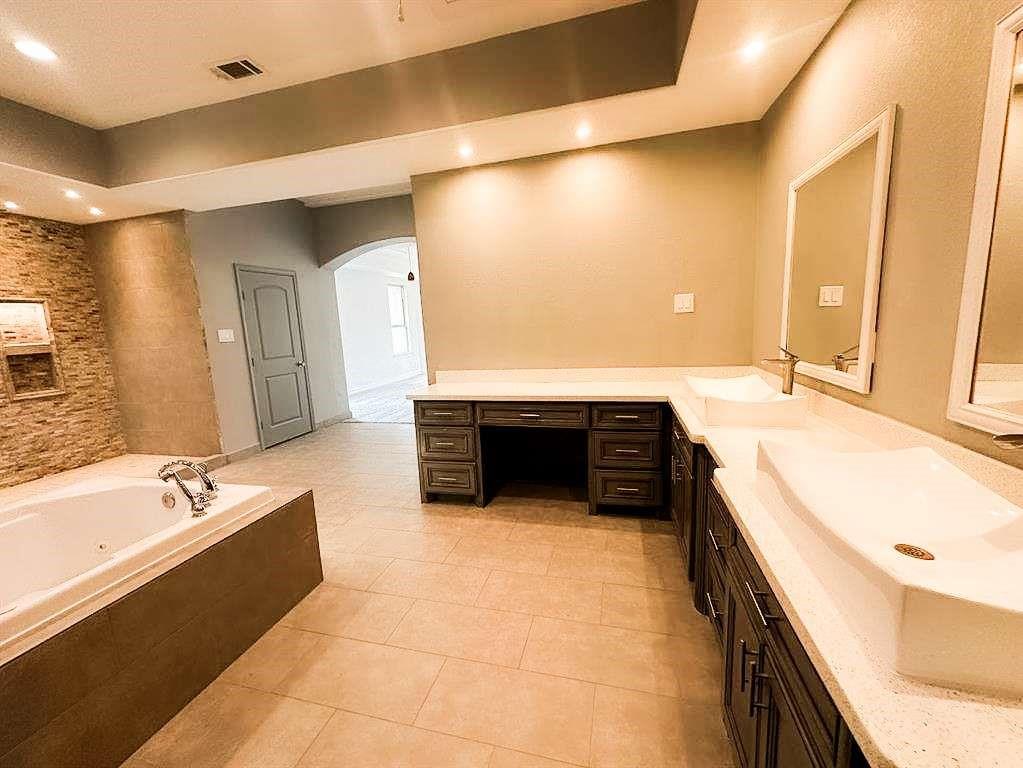 8422 Thompson Lake Drive, Missouri City, Texas image 21