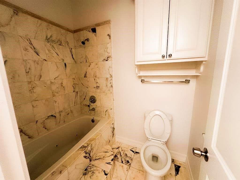 8422 Thompson Lake Drive, Missouri City, Texas image 37