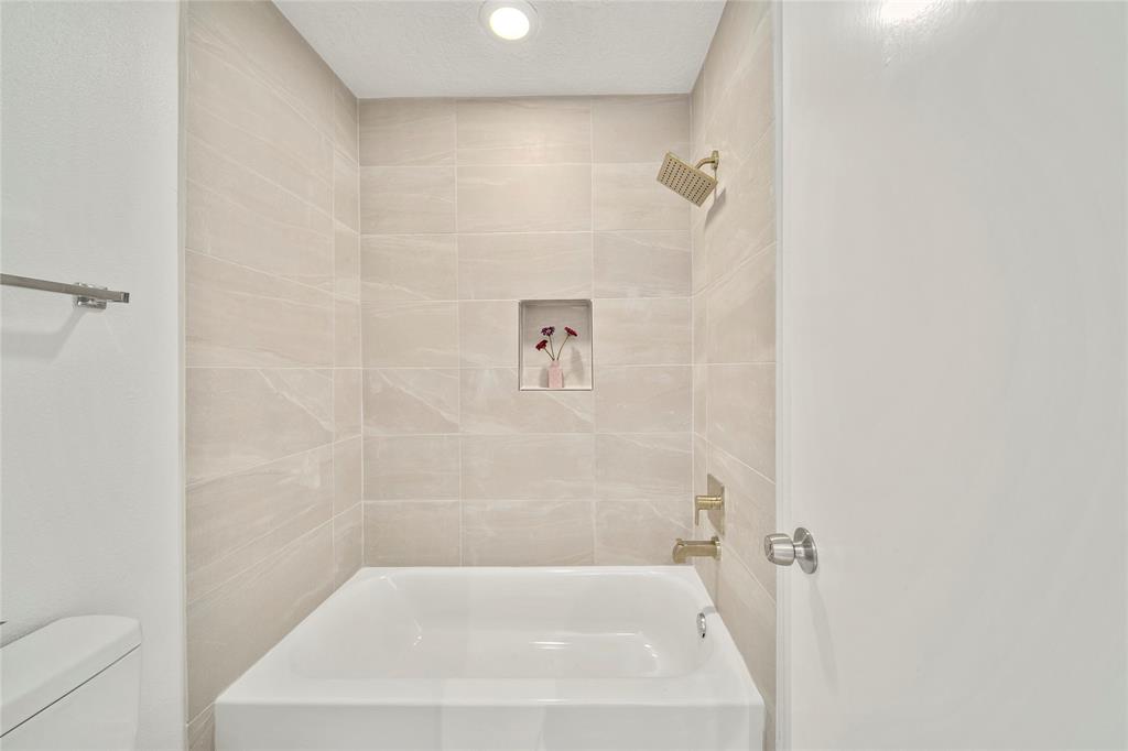 2923 Bentley Court, Pearland, Texas image 23