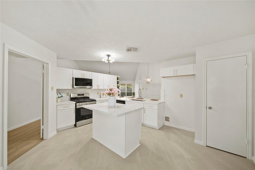 2923 Bentley Court, Pearland, Texas image 9