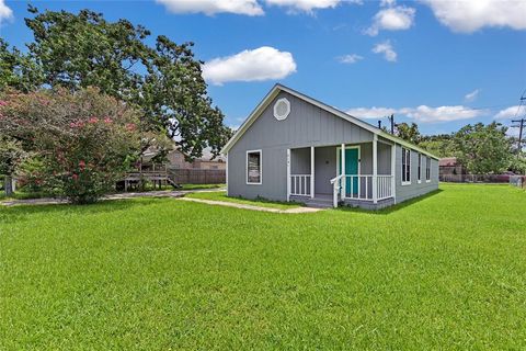 Photo of 2131 6th Avenue N, Texas City, TX 77590 (MLS # 48543799)
