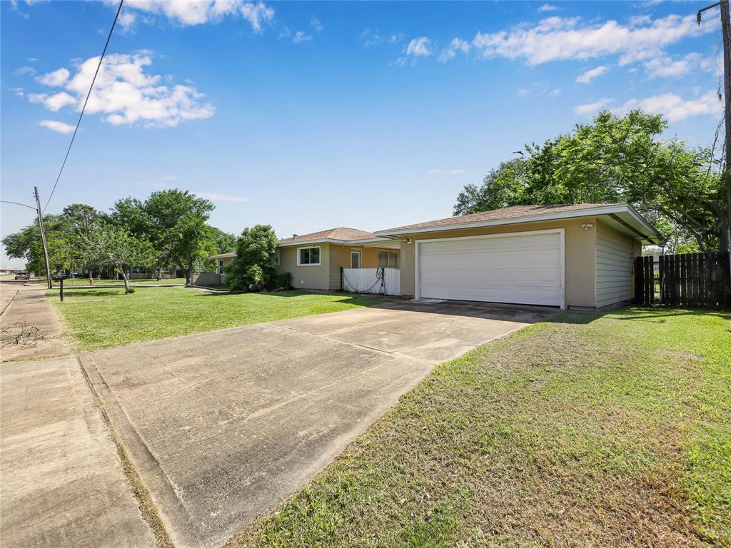 1755 W 10th Street, Freeport, Texas image 3
