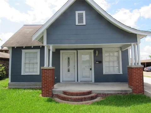 Single Family Residence in Cleveland TX 108 Bonham Avenue.jpg