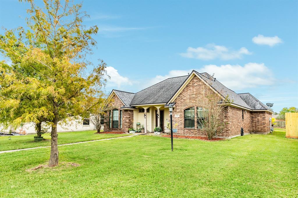 157 Silverbell Circle, Lake Jackson, Texas image 2