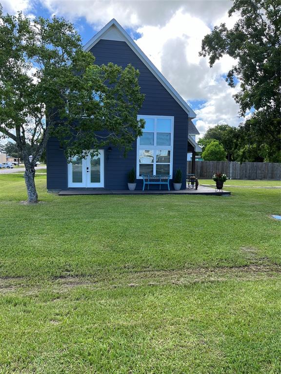 201 E Texas Avenue, Anahuac, Texas image 1