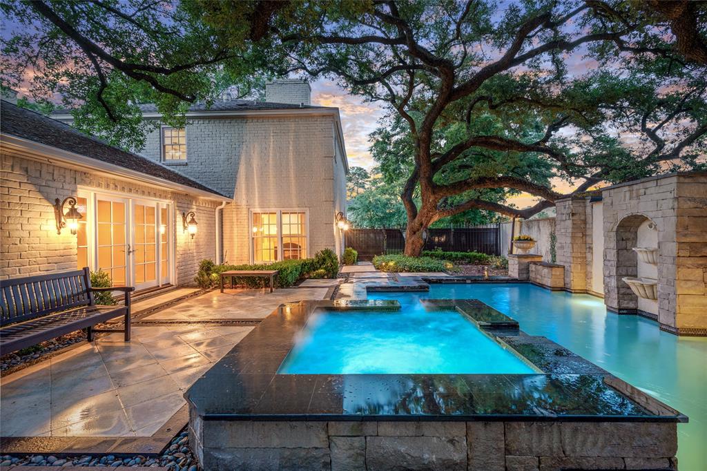 2105 Del Monte Drive, Houston, Texas image 32