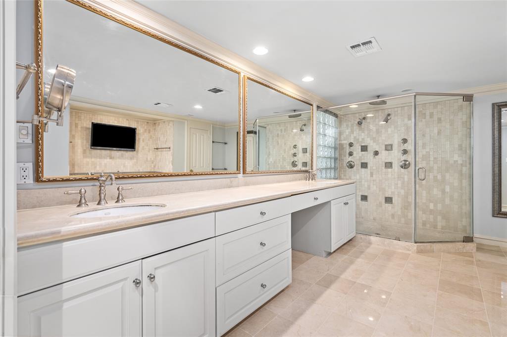 2105 Del Monte Drive, Houston, Texas image 21