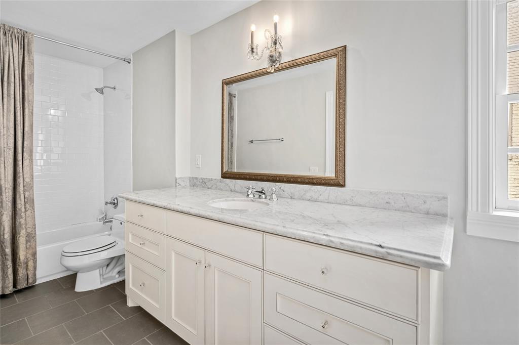 2105 Del Monte Drive, Houston, Texas image 30