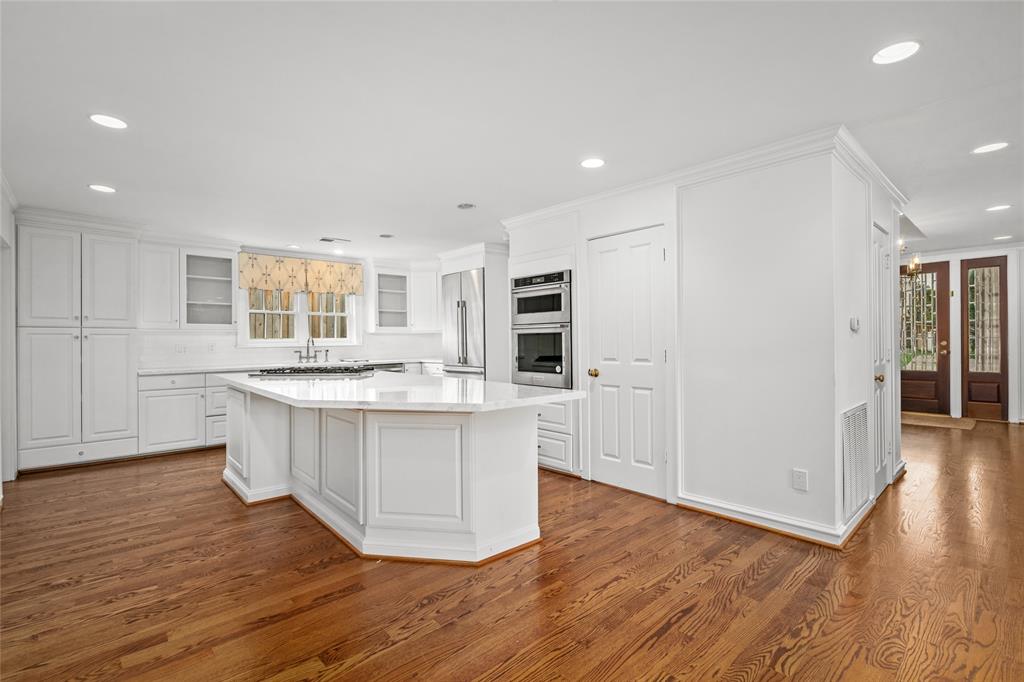 2105 Del Monte Drive, Houston, Texas image 13
