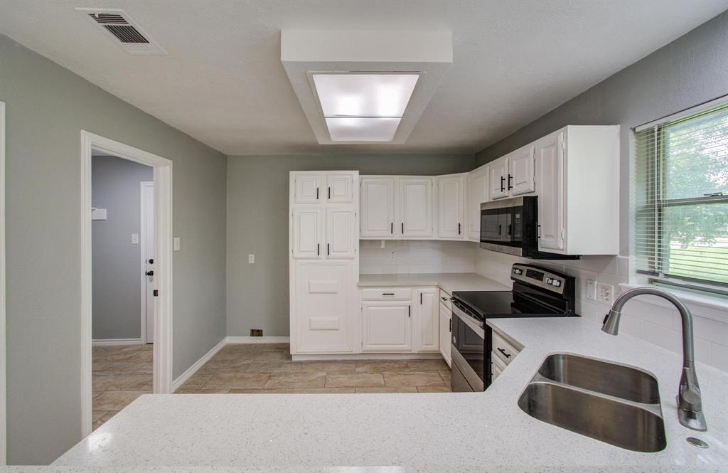 13215 Bunker Hill Drive, Willis, Texas image 15