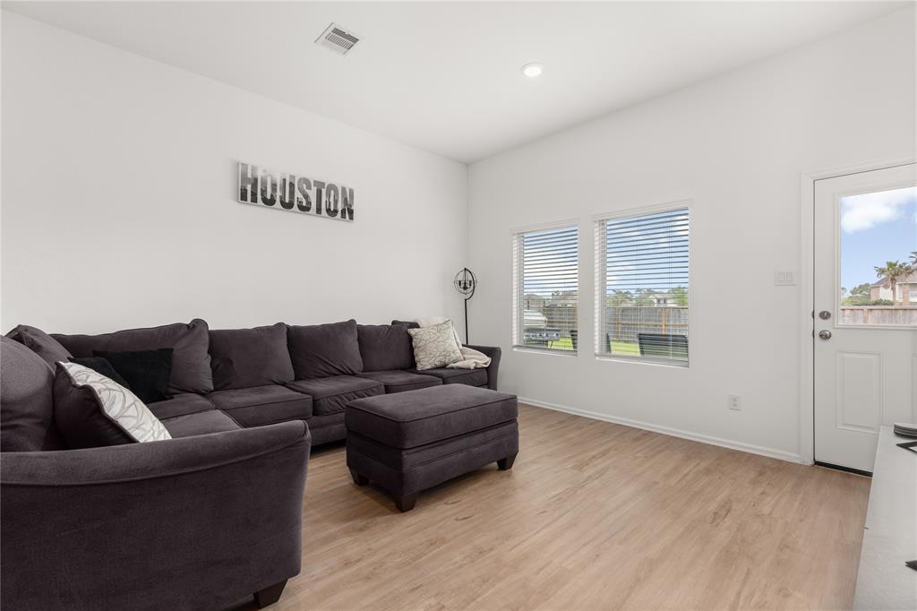 609 Forest Bend Lane, La Marque, Texas image 16
