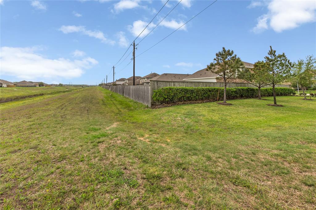 609 Forest Bend Lane, La Marque, Texas image 32