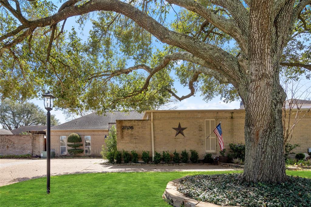 2526 Country Club Boulevard
