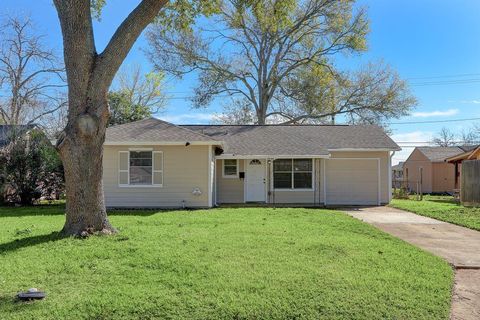 Single Family Residence in Houston TX 10106 Santa Monica Boulevard.jpg