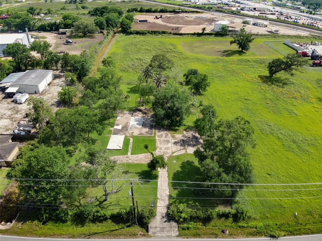 1001 Wilson Road, Clute, Texas image 3