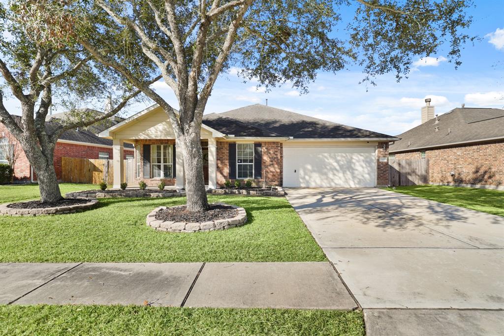 2412 Canyon Springs Drive, Pearland, Texas image 1