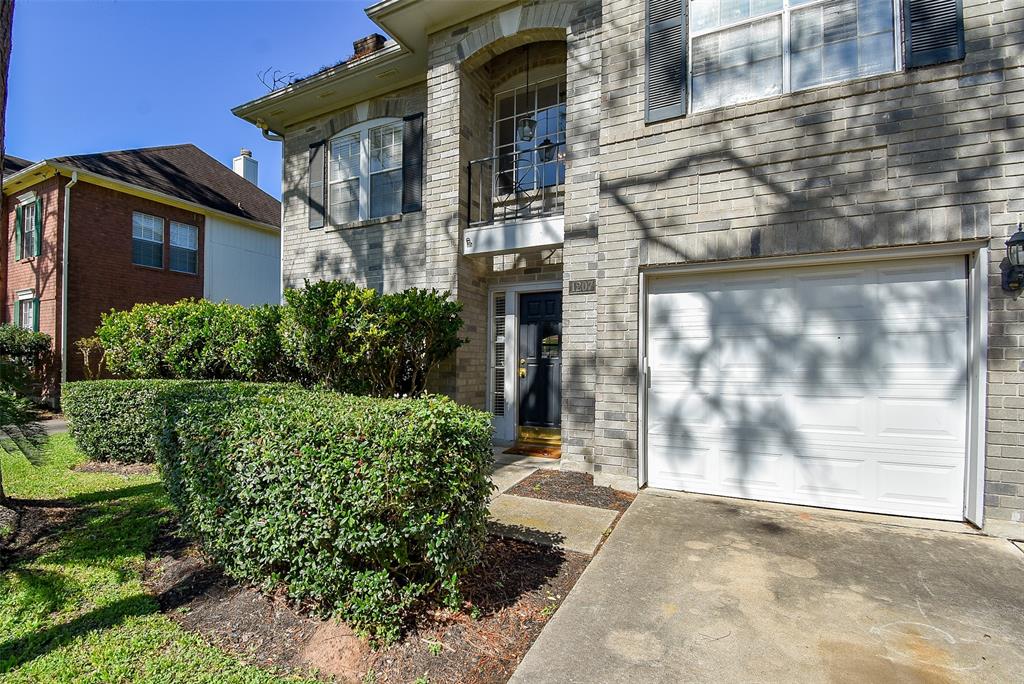 1207 Green Knoll Drive, Sugar Land, Texas image 3