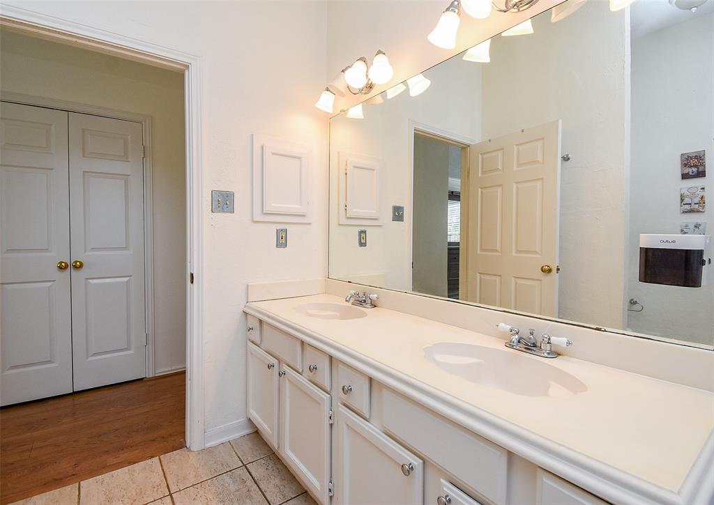 1207 Green Knoll Drive, Sugar Land, Texas image 22