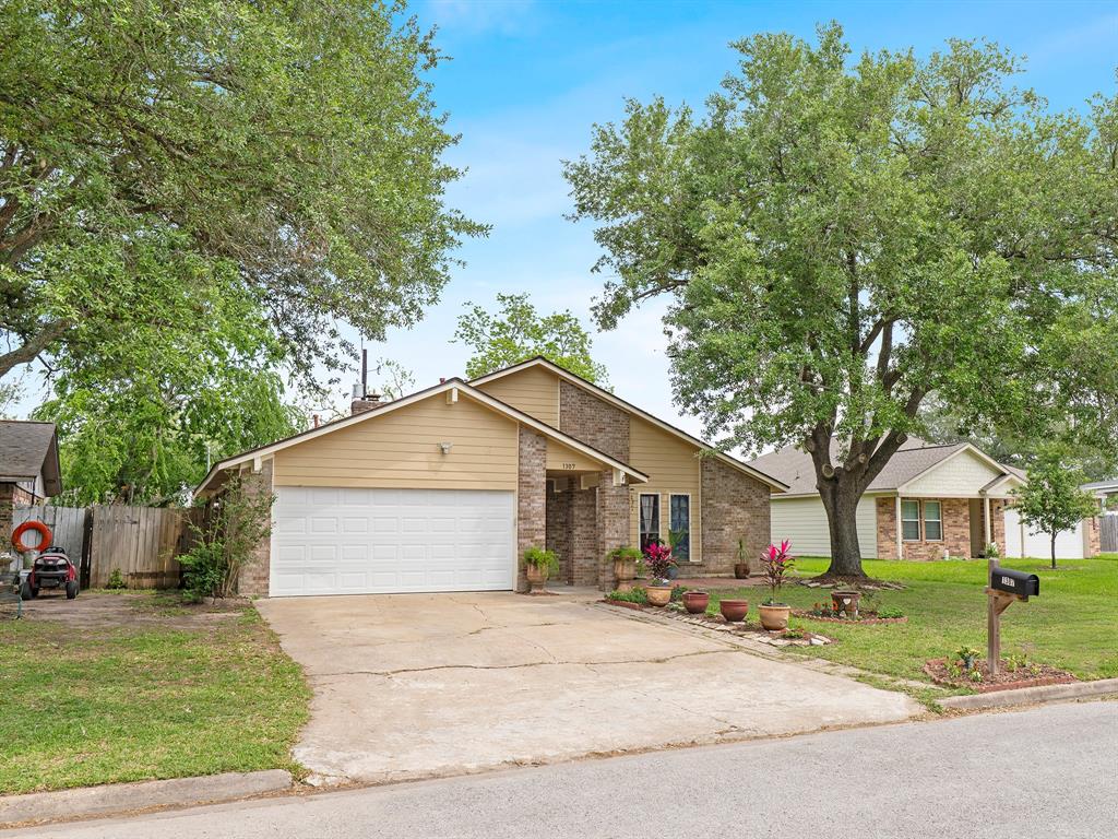 1307 Marlin Court, Bay City, Texas image 4