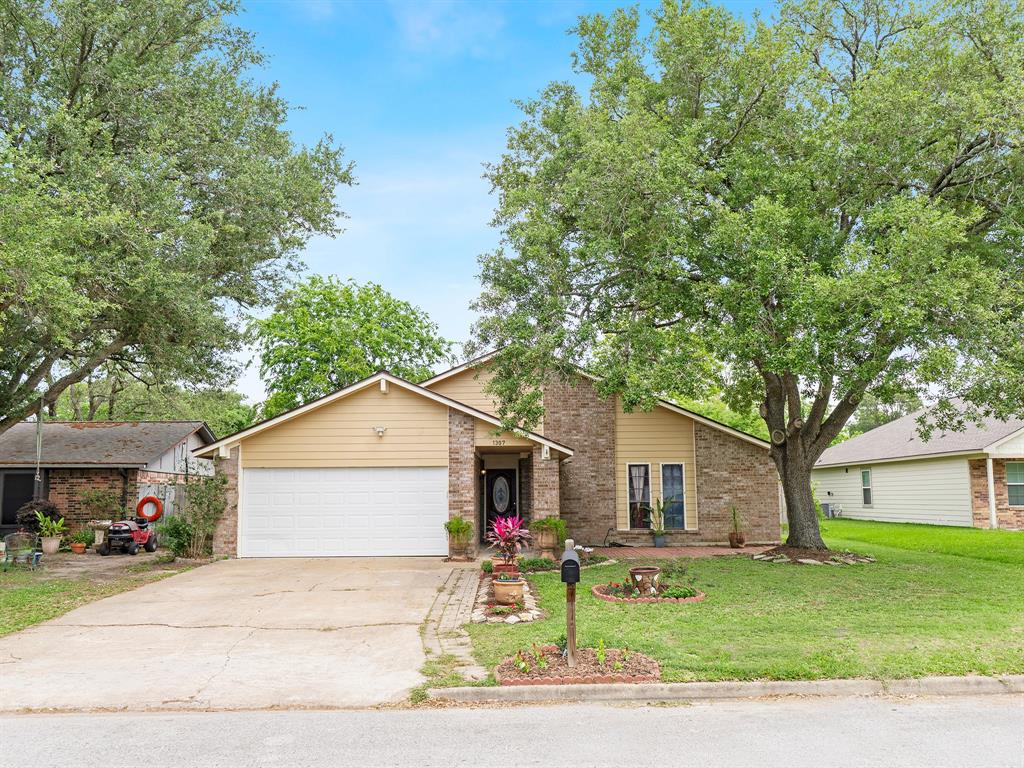 1307 Marlin Court, Bay City, Texas image 3