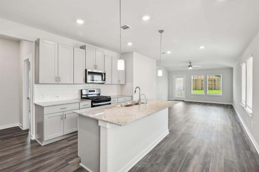 16988 Juniper Blossom Bend, Conroe, Texas image 2
