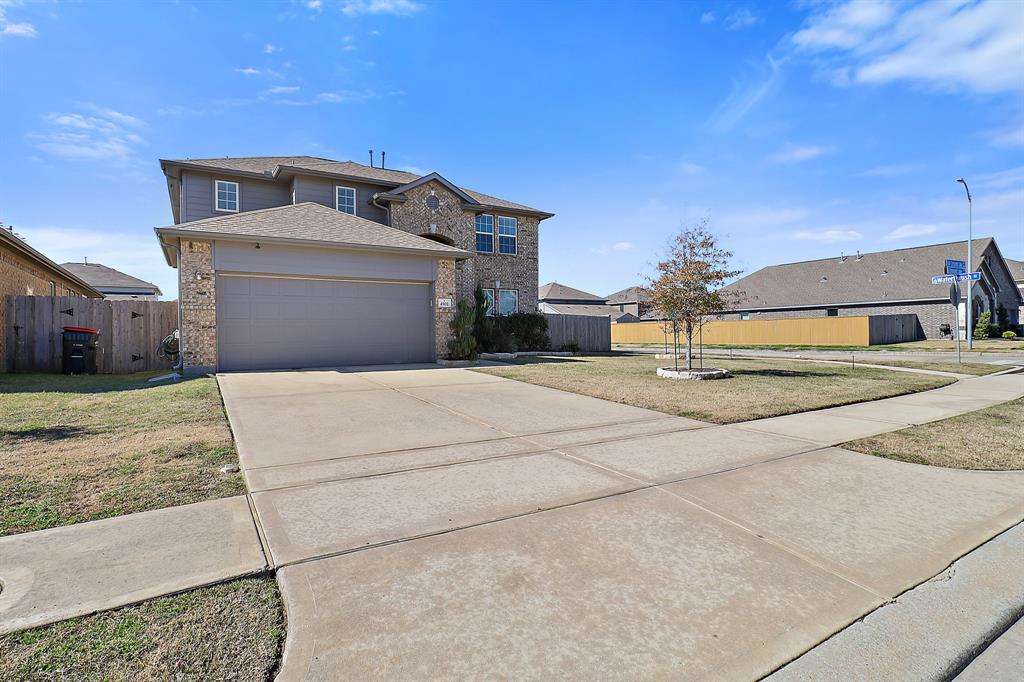 4502 Crescent Lake Circle, Baytown, Texas image 3