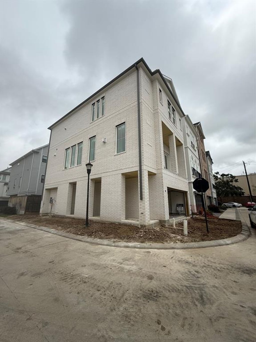 listing image 0