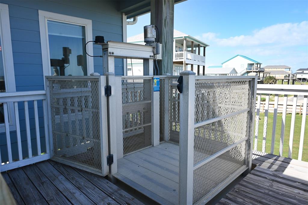 2426 Sand Drift Lane, Crystal Beach, Texas image 4