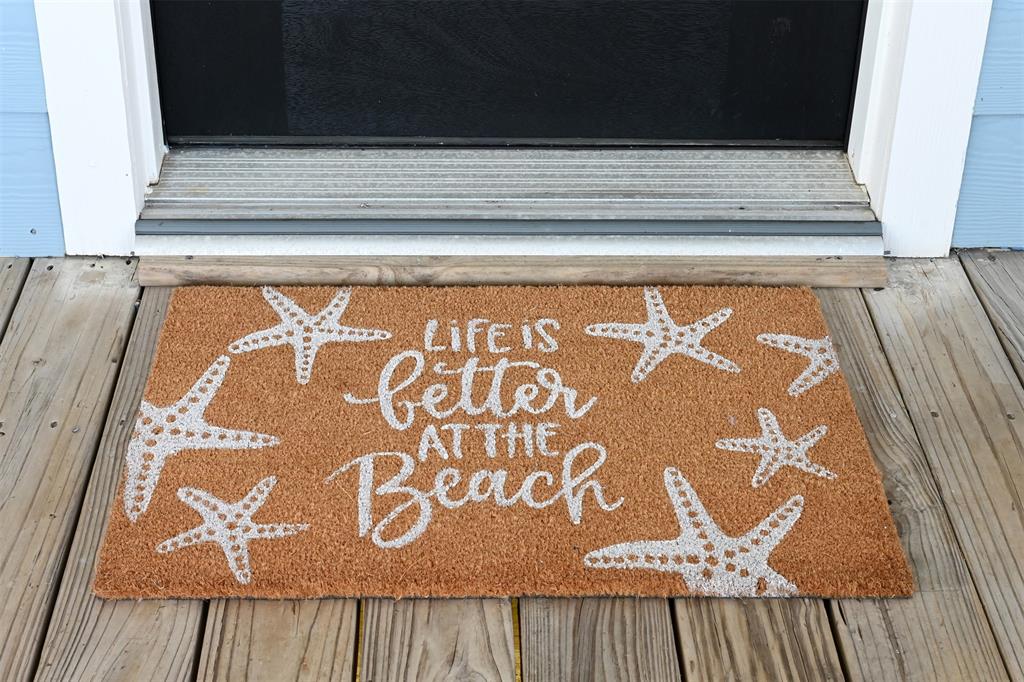 2426 Sand Drift Lane, Crystal Beach, Texas image 2