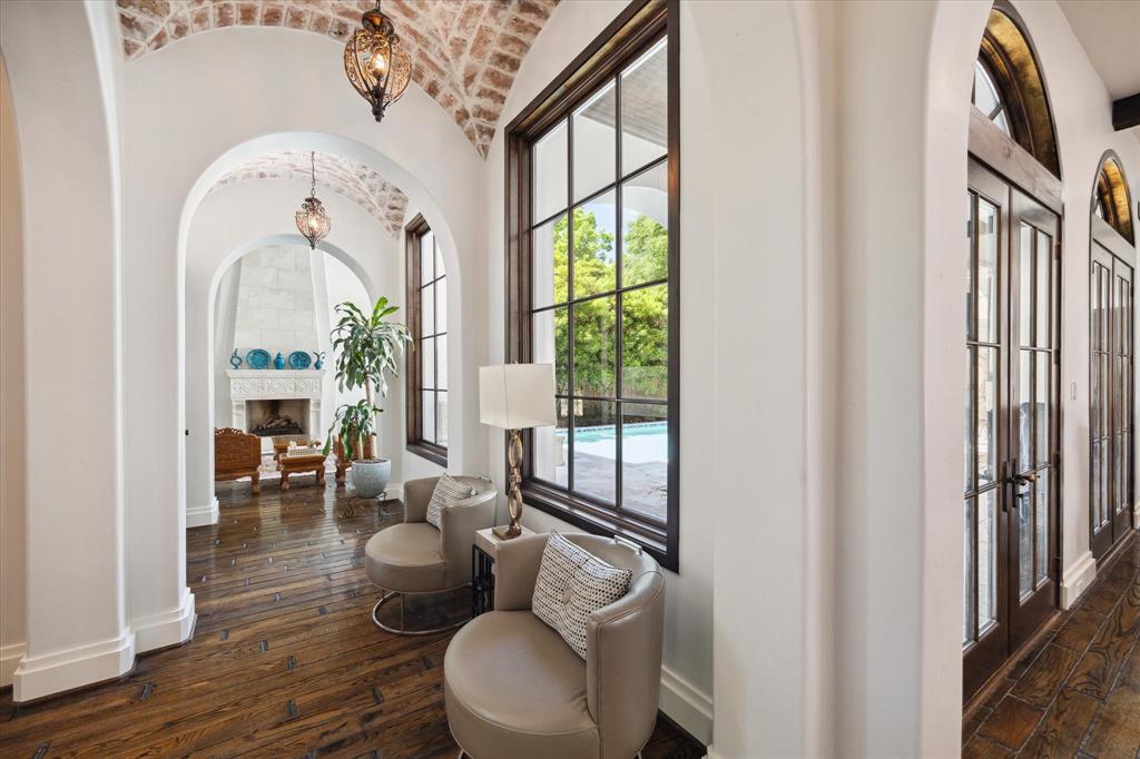 5556 Lynbrook Drive, Houston, Texas image 4