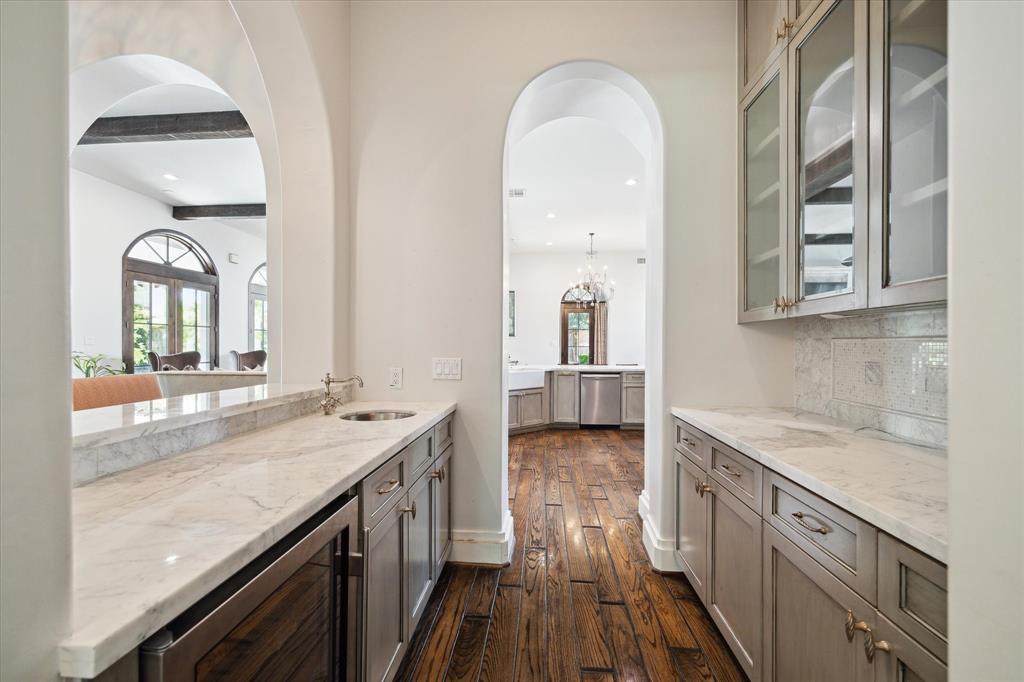 5556 Lynbrook Drive, Houston, Texas image 19