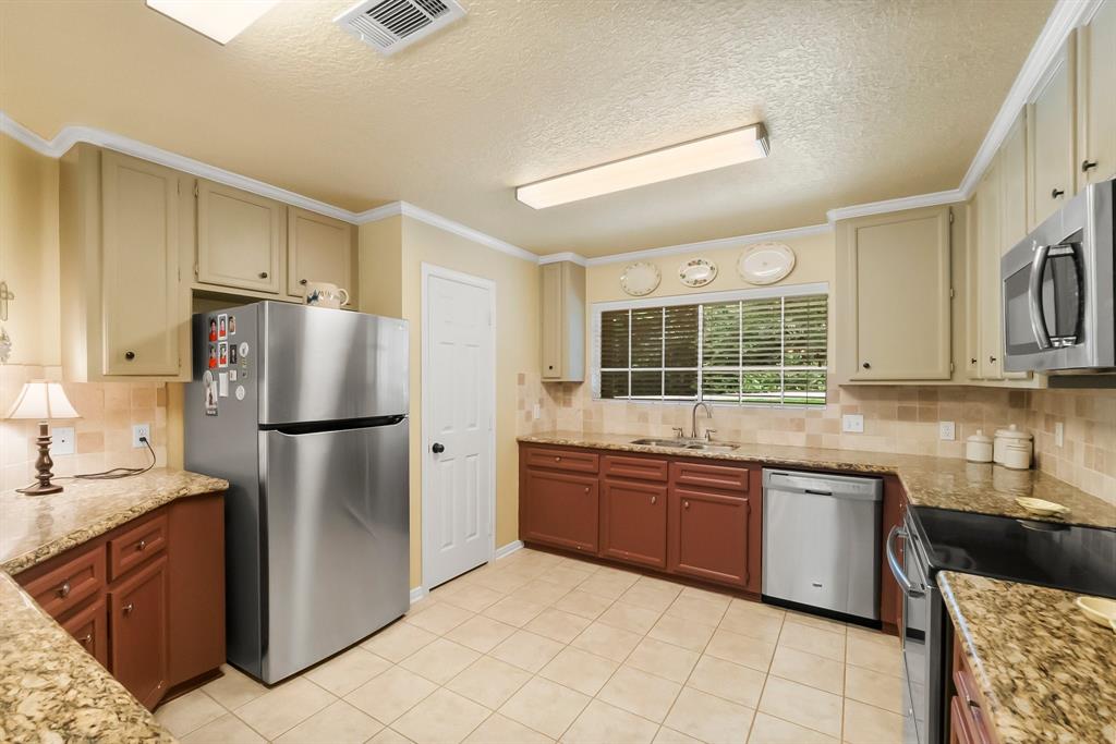 292 Apple Valley Drive, Conroe, Texas image 14