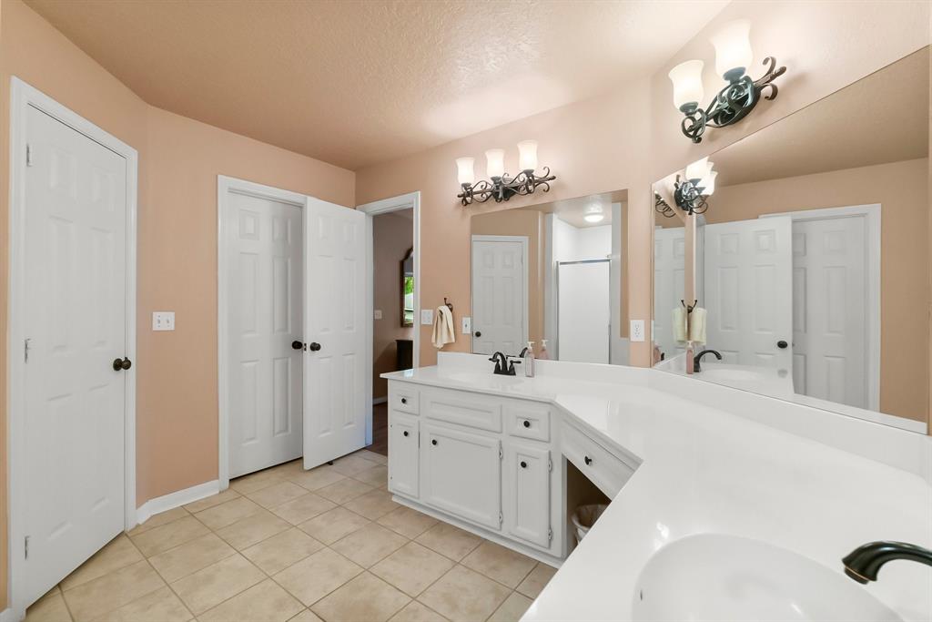 292 Apple Valley Drive, Conroe, Texas image 24