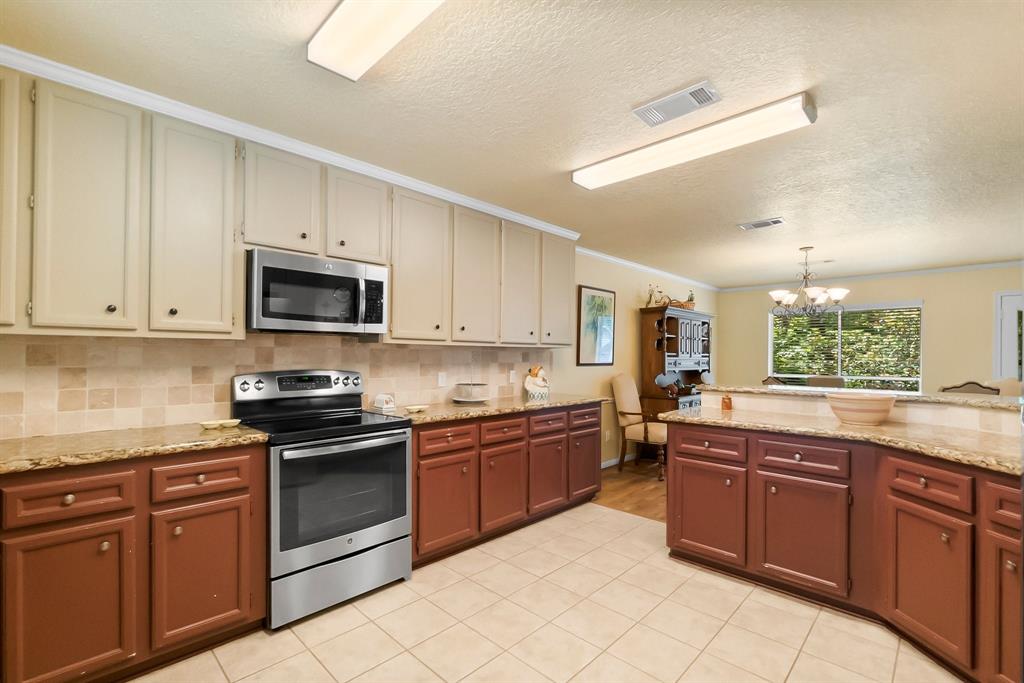 292 Apple Valley Drive, Conroe, Texas image 17