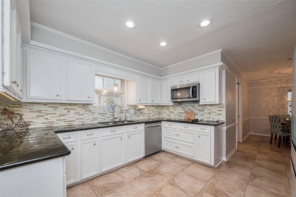 2411 Riverlawn Drive, Kingwood, Texas image 10