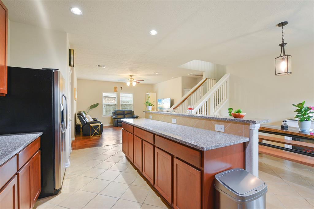 2310 Moonstone Court, Texas City, Texas image 7