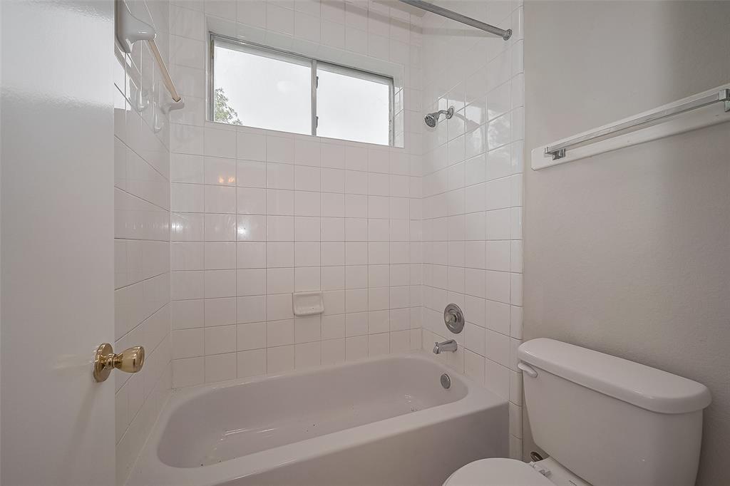 7407 Breda Drive, Baytown, Texas image 24