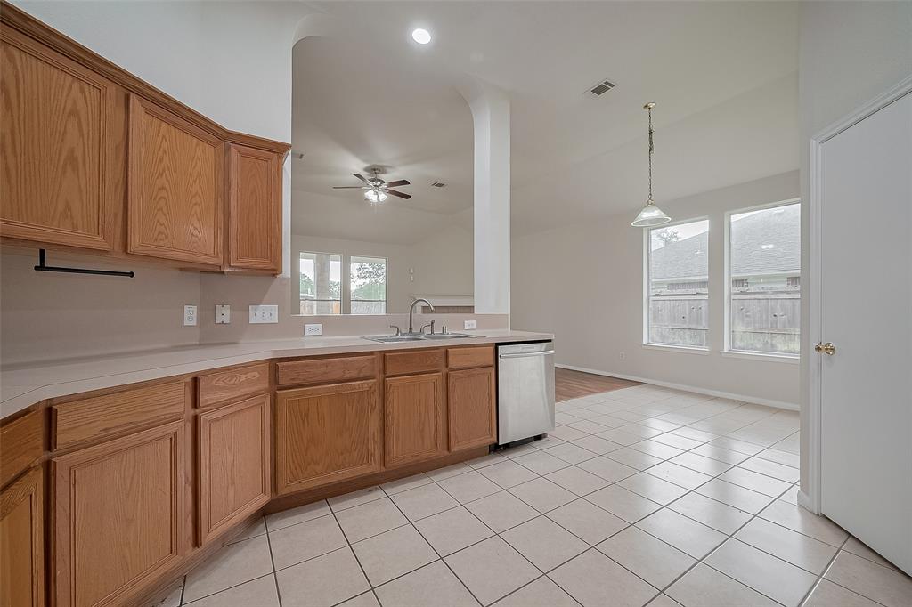 7407 Breda Drive, Baytown, Texas image 16