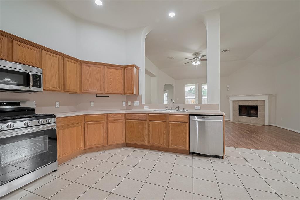 7407 Breda Drive, Baytown, Texas image 15