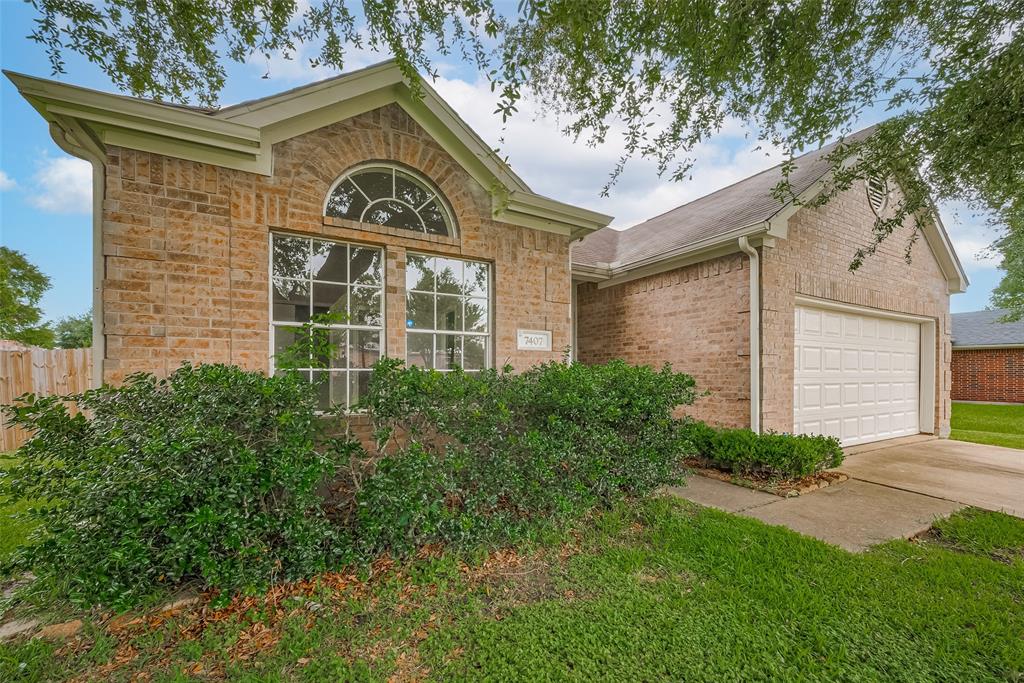 7407 Breda Drive, Baytown, Texas image 2
