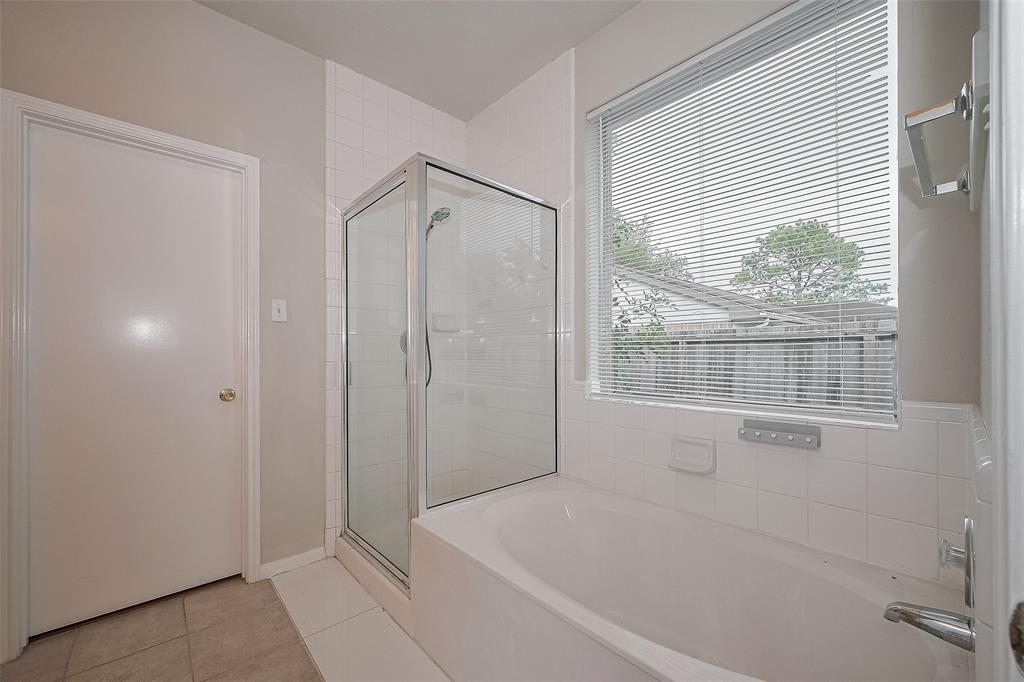 7407 Breda Drive, Baytown, Texas image 35