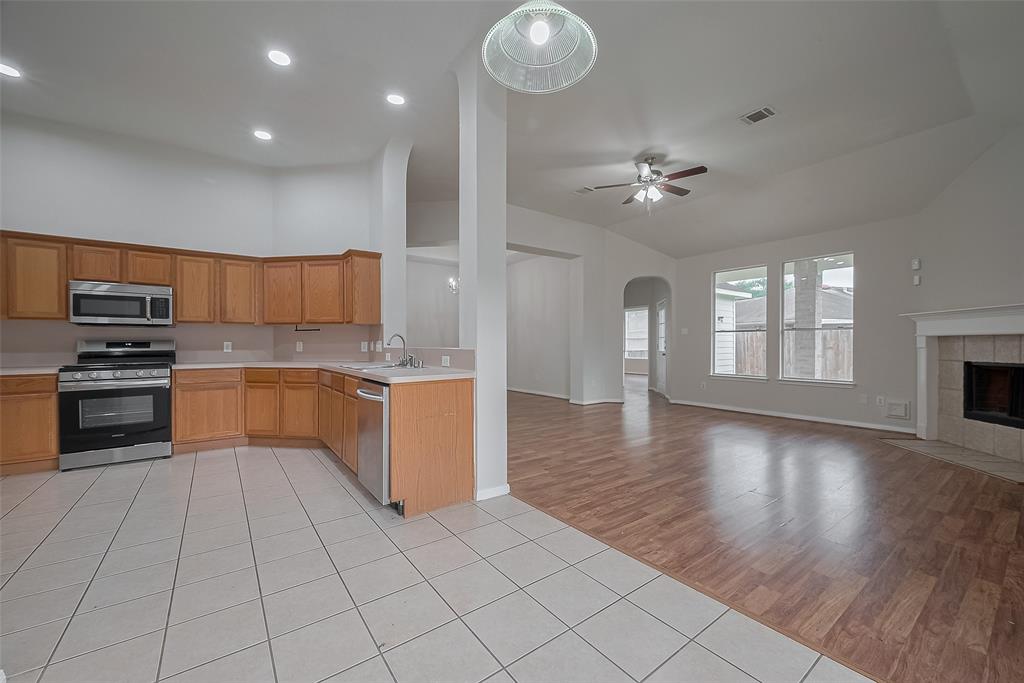 7407 Breda Drive, Baytown, Texas image 12